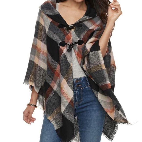 Francesca's Collections Sweaters - NWOT Francesca’s Plaid Poncho 🍂🍁